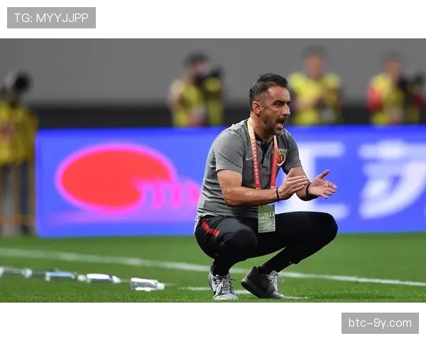 花絮：一次界外球引发趣事，鹰眼系统捕捉到皮球触碰场边教练的精确力度与旋转数据